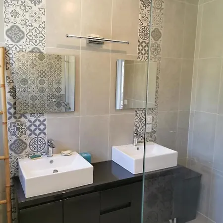 Moderne Sur Les Hauteurs D'aramon Villa