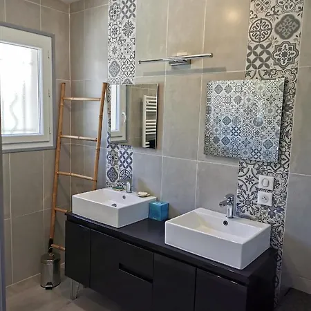 Moderne Sur Les Hauteurs D'aramon *