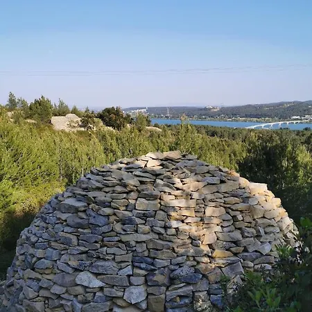 Moderne Sur Les Hauteurs D'aramon Villa