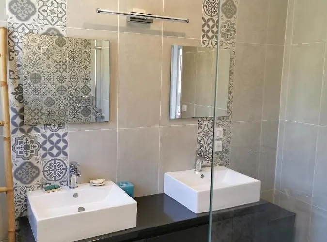 Moderne Sur Les Hauteurs D'aramon Villa