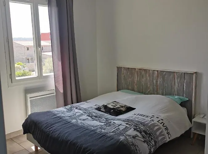 Moderne Sur Les Hauteurs D'aramon