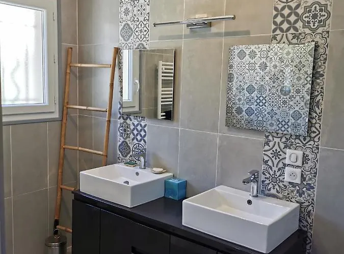 Moderne Sur Les Hauteurs D'aramon *