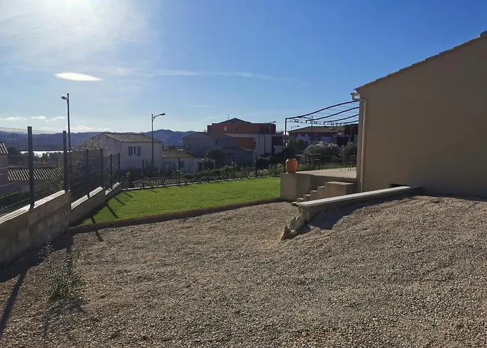 Moderne Sur Les Hauteurs D'aramon *