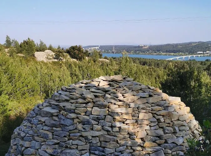 Moderne Sur Les Hauteurs D'aramon Villa