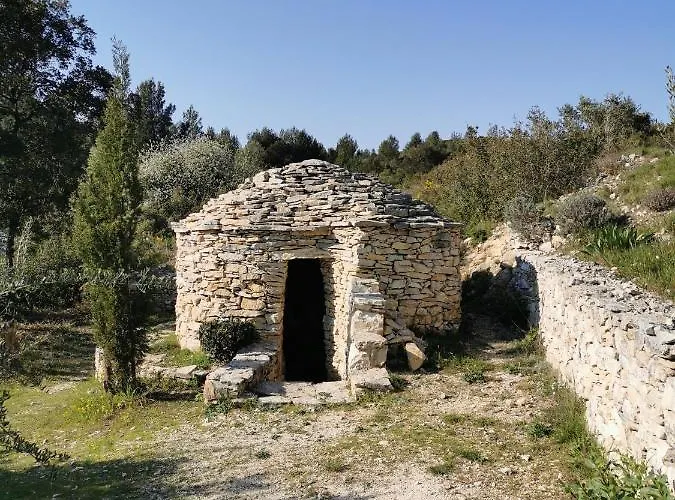 Moderne Sur Les Hauteurs D'aramon